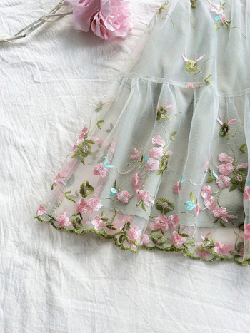 Лято 2025: еластичен полиестер с флорална бродерия, V-образно деколте, А-линия, без гръб, презрамки