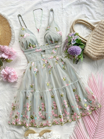 Лято 2025: еластичен полиестер с флорална бродерия, V-образно деколте, А-линия, без гръб, презрамки