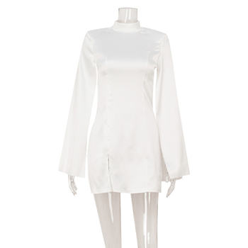 Рокля от полиестер със сатенени пелеринови ръкави, висока яка и къса пола