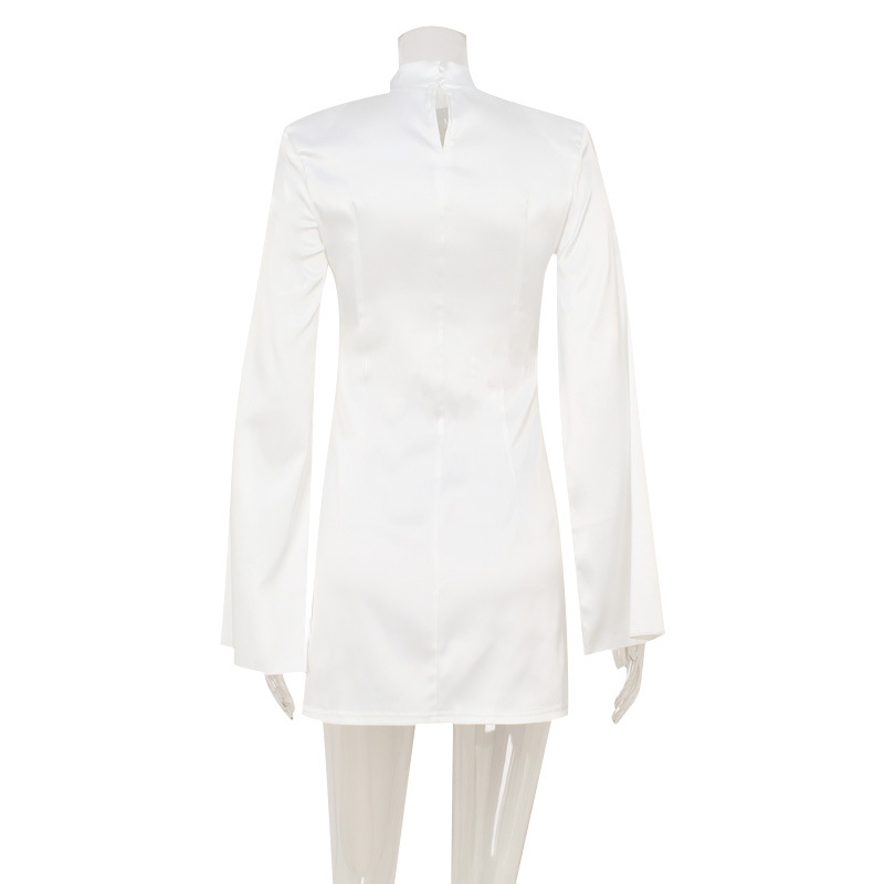 Рокля от полиестер със сатенени пелеринови ръкави, висока яка и къса пола