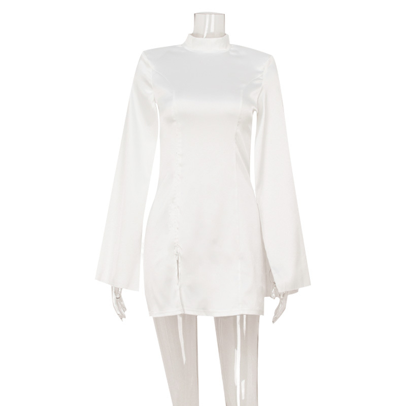 Рокля от полиестер със сатенени пелеринови ръкави, висока яка и къса пола