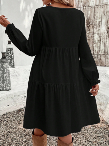 Pletena haljina s okruglim izrezom, dugim rukavima, midi dužina, patchwork stil.
