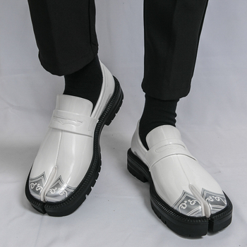 Férfi műbőr cipő, felsőrész műbőr, gumitalp, slip-on, kerek orrú