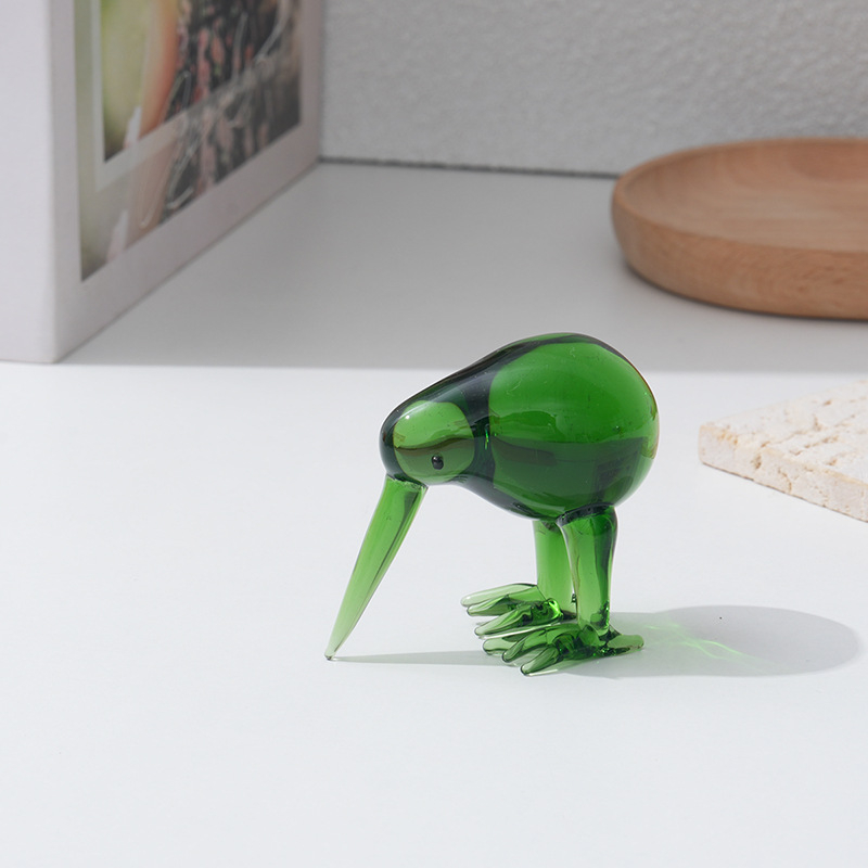 Ručne vyrobený dekoratívny sklenený vták na stolný domový dekor; fúkané sklo; leštený povrch; zavesiteľný ornament; štýl zviera