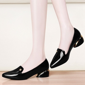 Női középmagas loafer cipő, hegyes orr, műbőr felsőrész, 3–5 cm sarok, gumi talp