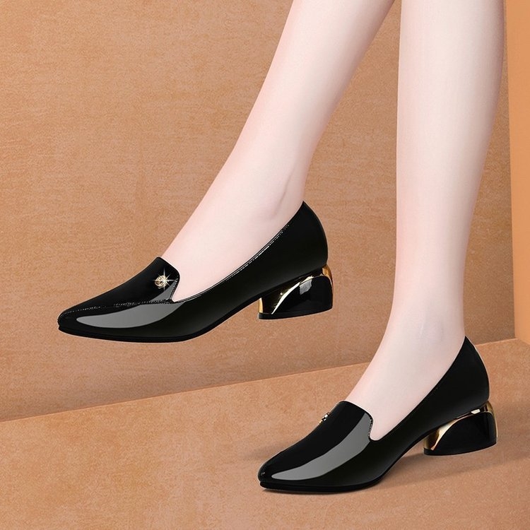 Női középmagas loafer cipő, hegyes orr, műbőr felsőrész, 3–5 cm sarok, gumi talp