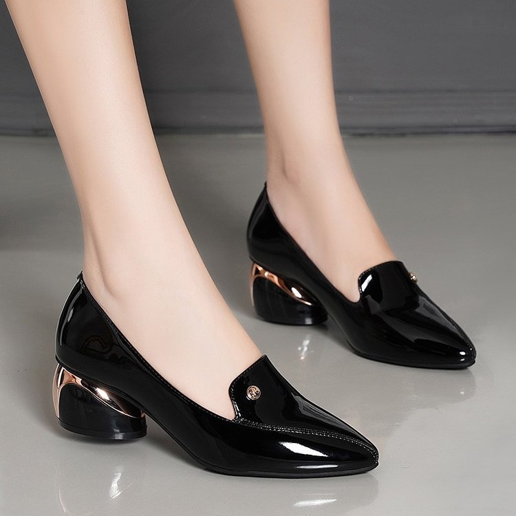 Női középmagas loafer cipő, hegyes orr, műbőr felsőrész, 3–5 cm sarok, gumi talp
