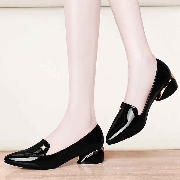 Női középmagas loafer cipő, hegyes orr, műbőr felsőrész, 3–5 cm sarok, gumi talp