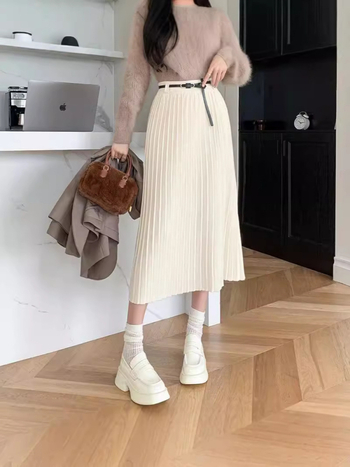 A linijos midi sijonas, elegantiškas stilius; audinys: viskozė su core-spun siūlais