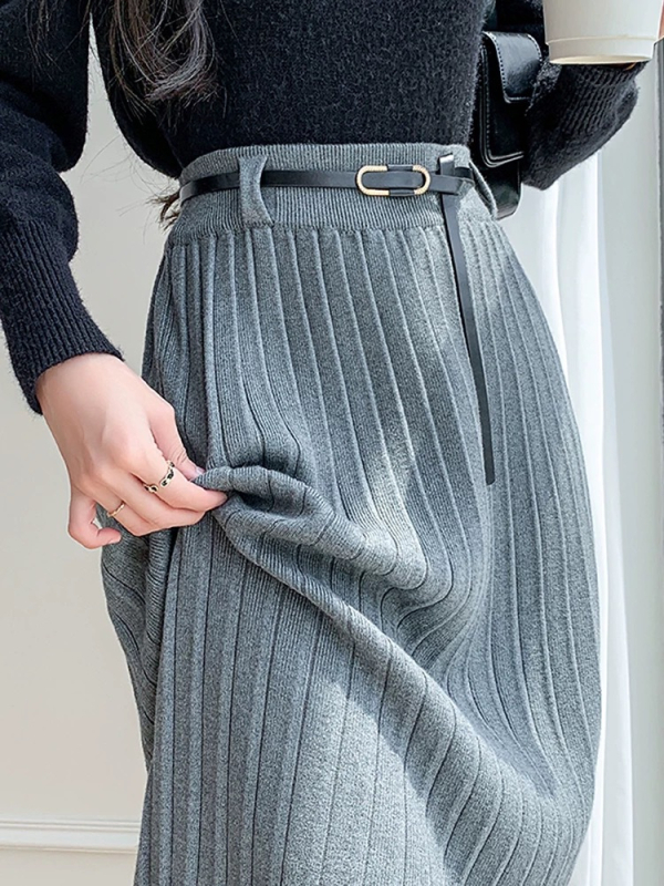 A linijos midi sijonas, elegantiškas stilius; audinys: viskozė su core-spun siūlais