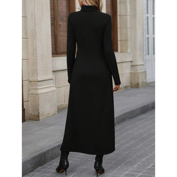 Polüestermaterjalist T-särk kleit pikkade varrukatega, poolkõrge kaelas, ebaühtlane äär ja patchwork kujundus