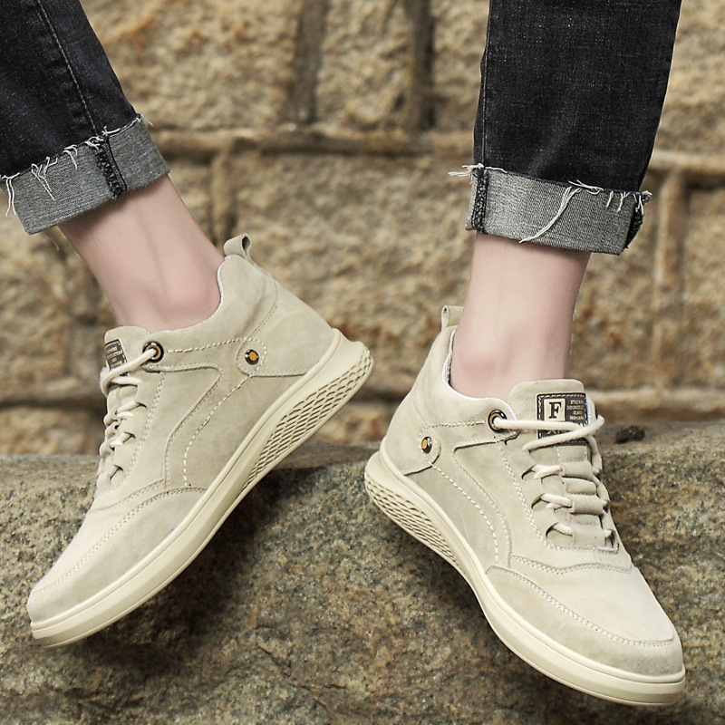 7 cm rejtett magasságnövelésű sneaker, felső része disznó bőrből, kerek orr, fűzős, gumi talp