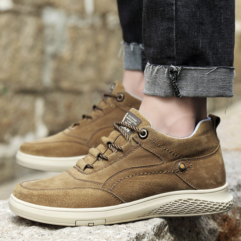 7 cm rejtett magasságnövelésű sneaker, felső része disznó bőrből, kerek orr, fűzős, gumi talp