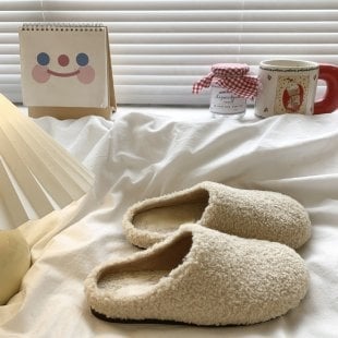 Szőrös papucs pomponokkal – bársonyos felsőrész, bőr belső, gumi talp, slip-on, talp vastagsága 0–3 cm