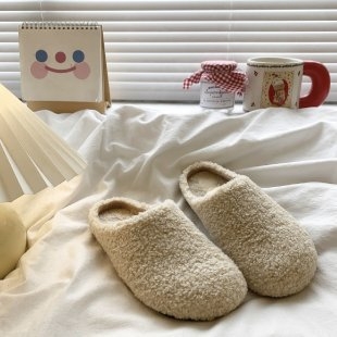Szőrös papucs pomponokkal – bársonyos felsőrész, bőr belső, gumi talp, slip-on, talp vastagsága 0–3 cm