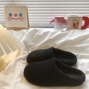 Szőrös papucs pomponokkal – bársonyos felsőrész, bőr belső, gumi talp, slip-on, talp vastagsága 0–3 cm