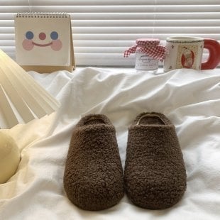 Szőrös papucs pomponokkal – bársonyos felsőrész, bőr belső, gumi talp, slip-on, talp vastagsága 0–3 cm
