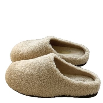 Szőrös papucs pomponokkal – bársonyos felsőrész, bőr belső, gumi talp, slip-on, talp vastagsága 0–3 cm