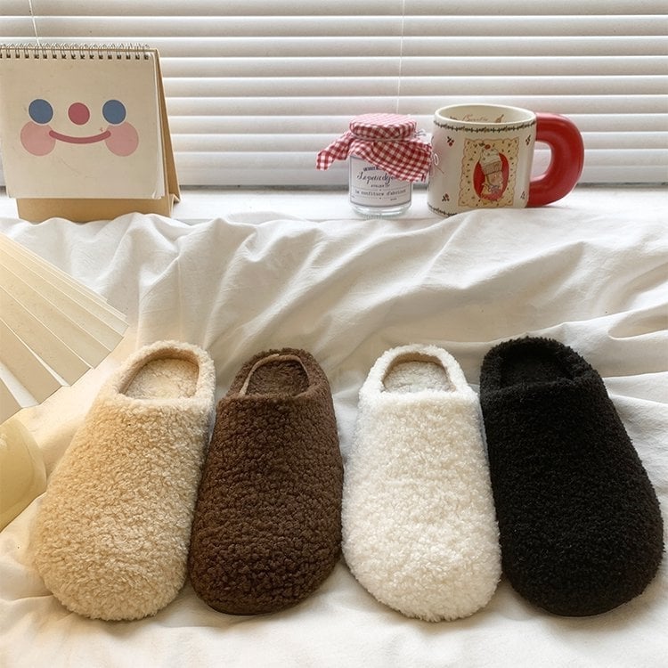 Szőrös papucs pomponokkal – bársonyos felsőrész, bőr belső, gumi talp, slip-on, talp vastagsága 0–3 cm