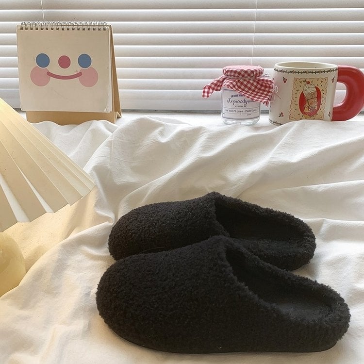 Szőrös papucs pomponokkal – bársonyos felsőrész, bőr belső, gumi talp, slip-on, talp vastagsága 0–3 cm