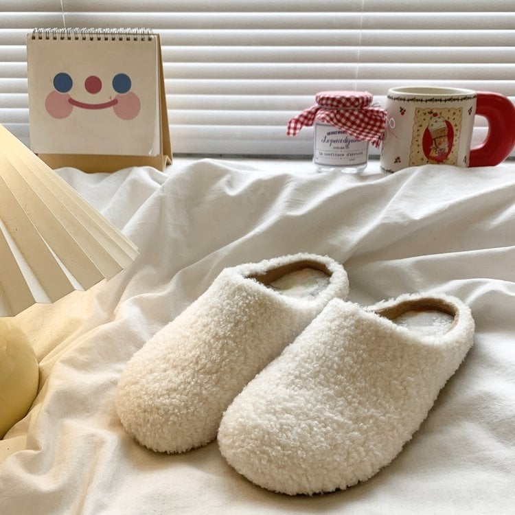 Szőrös papucs pomponokkal – bársonyos felsőrész, bőr belső, gumi talp, slip-on, talp vastagsága 0–3 cm