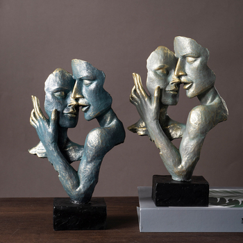 Ölelkező pár műgyanta figurája, absztrakt arccal; Márka: Weili Delico; Kategória: Resin Crafts; Anyag: szintetikus gyanta; Csomagolás: kartoncsomagolás