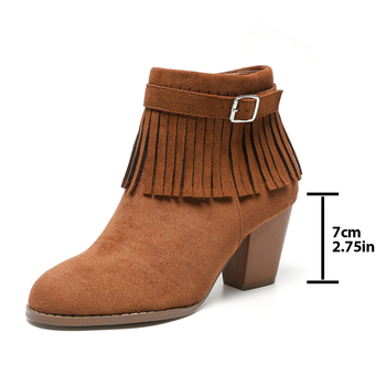 Női bojtos bokacsizmák, nubuk felsőrész, kerek orr, 6–8 cm vastag sarok, oldalsó cipzár
