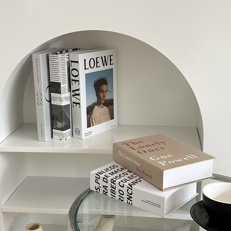 Nordický minimalistický falošný knihy dekor pre písací stôl a poličku — typ: dekoratívne knihy; štýl: minimalistický; použitie: písací stôl, polička, modelová izba