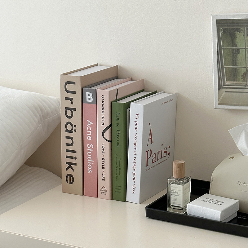 Nordický minimalistický falošný knihy dekor pre písací stôl a poličku — typ: dekoratívne knihy; štýl: minimalistický; použitie: písací stôl, polička, modelová izba