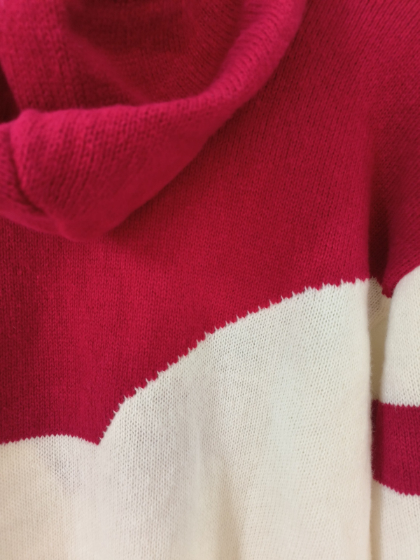 Dámsky kapucňový pulóver s kontrastným vzorom, polyester (95%+), voľný strih, ramená spustené