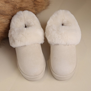 Női téli csizma, PU felsőrészel, PU belső talp, belső rövid plüss bélés, gumitalp, középmagas kivitel, slip-on