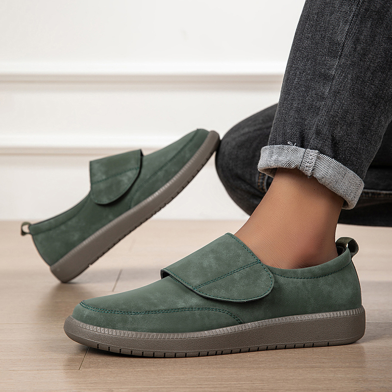 Pánske slip-on loafers z mikrovlákna, zapínanie na Velcro, gumová podrážka, PU vložka, okrúhla špička, jeseň 2025