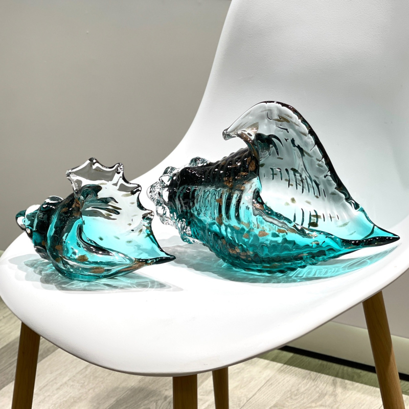 Sklenený dekoratív mušľový tvar, fúkané sklo, leštený povrch, jednoduchý moderný štýl, abstraktná forma