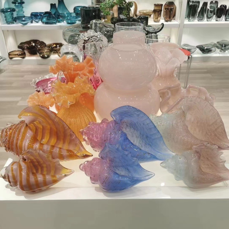 Sklenený dekoratív mušľový tvar, fúkané sklo, leštený povrch, jednoduchý moderný štýl, abstraktná forma