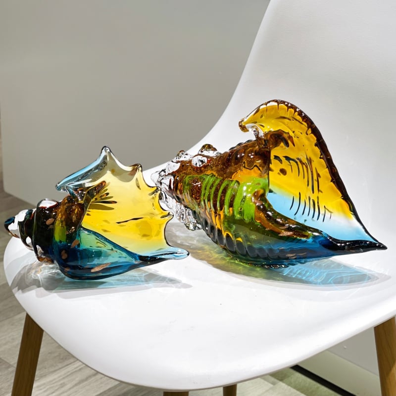 Sklenený dekoratív mušľový tvar, fúkané sklo, leštený povrch, jednoduchý moderný štýl, abstraktná forma