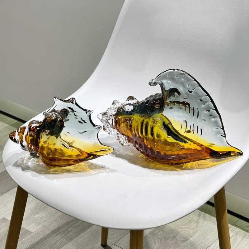 Sklenený dekoratív mušľový tvar, fúkané sklo, leštený povrch, jednoduchý moderný štýl, abstraktná forma