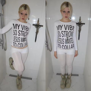 Elő- és hátoldalán viselhető betűs mintázatú hosszú ujjú póló, V-nyakú, karcsú szabás, poliészter