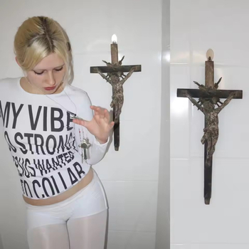 Elő- és hátoldalán viselhető betűs mintázatú hosszú ujjú póló, V-nyakú, karcsú szabás, poliészter