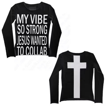 Elő- és hátoldalán viselhető betűs mintázatú hosszú ujjú póló, V-nyakú, karcsú szabás, poliészter