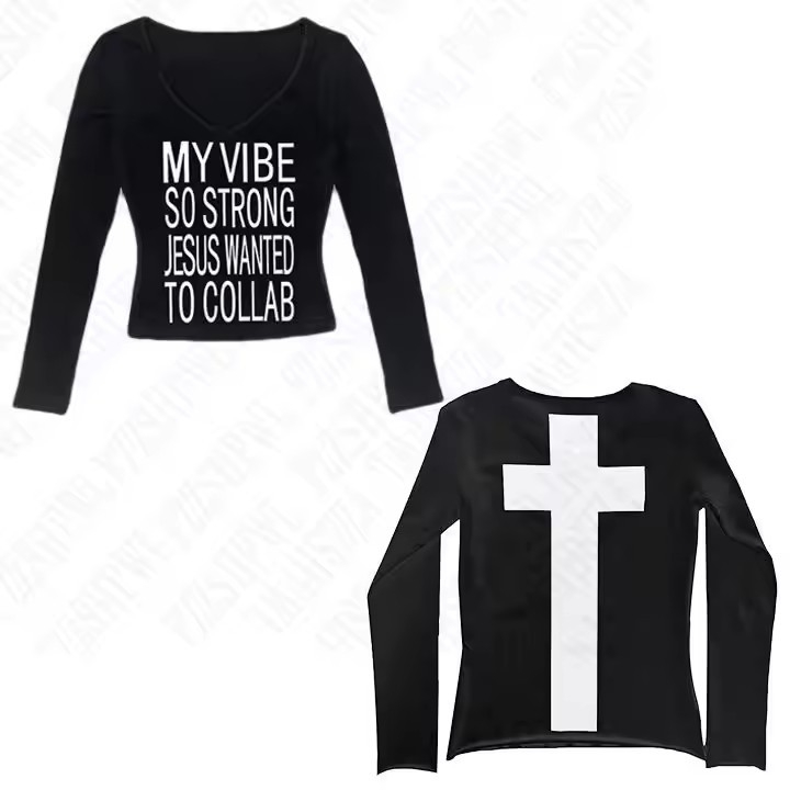 Elő- és hátoldalán viselhető betűs mintázatú hosszú ujjú póló, V-nyakú, karcsú szabás, poliészter