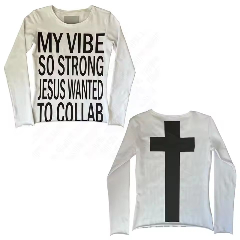 Elő- és hátoldalán viselhető betűs mintázatú hosszú ujjú póló, V-nyakú, karcsú szabás, poliészter