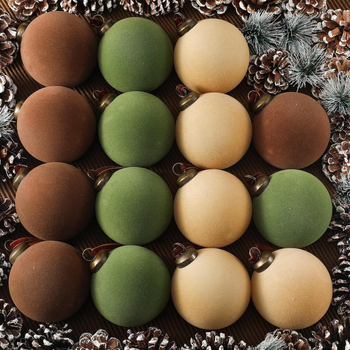 Veľká vianočná guľa z velúru s flokovaním, v krabici, zavesiteľná ozdoba na stromček • Spracovanie: čiastočne ručné a čiastočne mechanické • Nie darček • Žiadna IP licencia