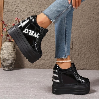 Női fehér vastag talpú edzőcipő meleg gyapjú bélésével, raffia felsőrész csíkos mintával, slip-on kényelemmel