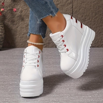 Női fehér vastag talpú edzőcipő meleg gyapjú bélésével, raffia felsőrész csíkos mintával, slip-on kényelemmel