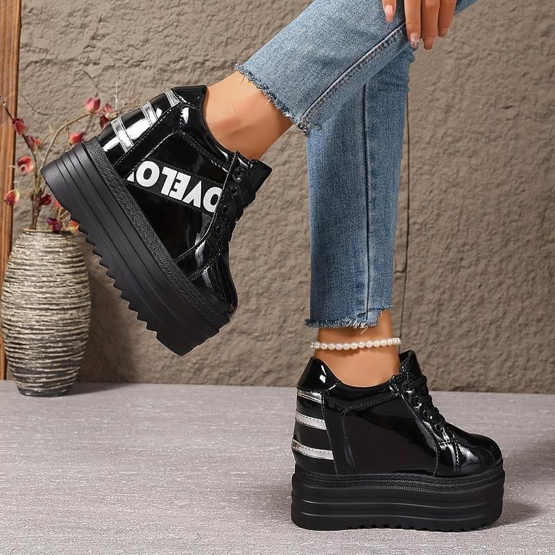 Női fehér vastag talpú edzőcipő meleg gyapjú bélésével, raffia felsőrész csíkos mintával, slip-on kényelemmel