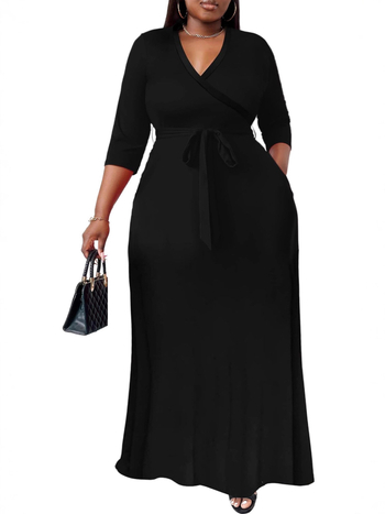 V-nyakú maxi ruha övvel a derekán, patchwork részlettel, oversize swing siluett, rugalmas poliészter-spandex keverék