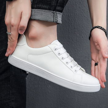 Férfi mindennapi sneakers kerek orrú, felső rész szintetikus bőrből, gumírozott talp, zárás fűzőkkel