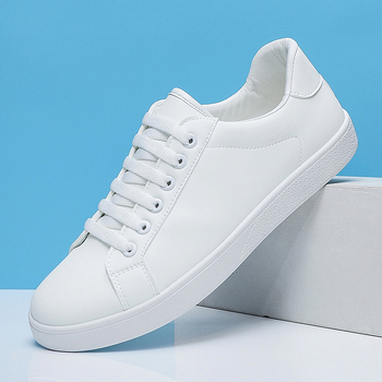 Férfi mindennapi sneakers kerek orrú, felső rész szintetikus bőrből, gumírozott talp, zárás fűzőkkel