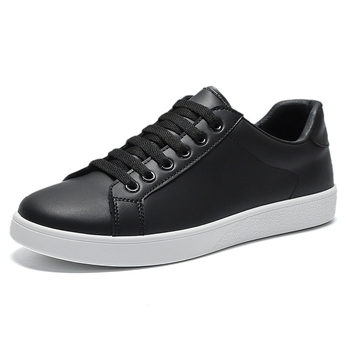 Férfi mindennapi sneakers kerek orrú, felső rész szintetikus bőrből, gumírozott talp, zárás fűzőkkel