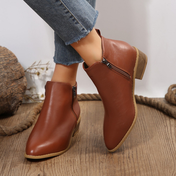 Női divatcsizma hegyes orrú, vastag alacsony sarkú 1-3 cm, PU felsőrész, gumi talp, oldalsó cipzár